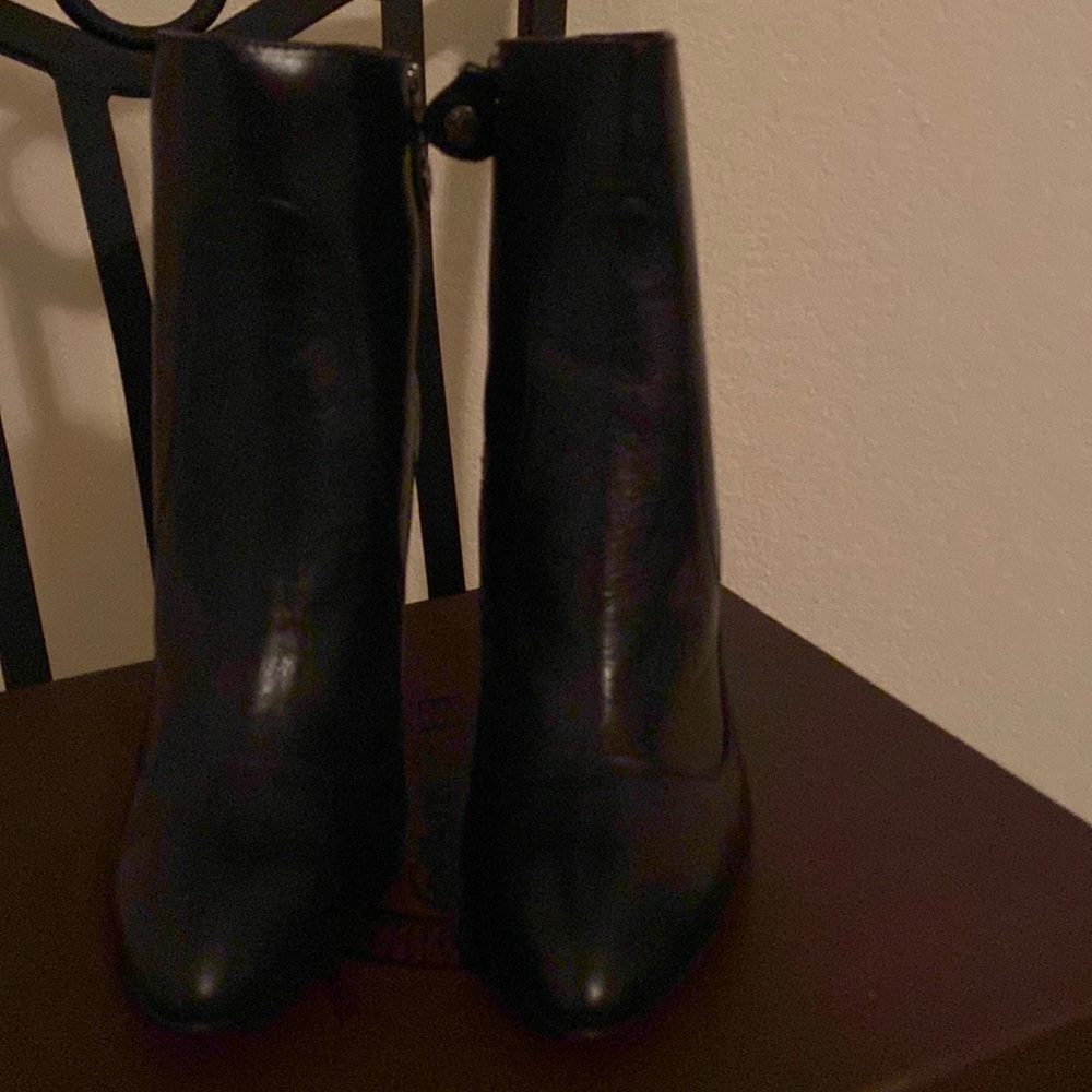 Modern  vintage high heeled short leather boot